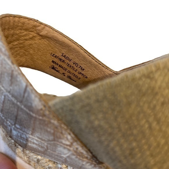 Donald J. Pliner SADIE WOMENS EMBOSSED LEATHER WEDGE SANDALS - Picture 12 of 16